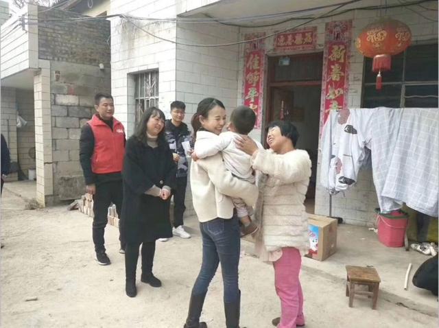 云团·基层丨富源团县委携手富源登康、伊利集团开展青春暖冬慰问活动