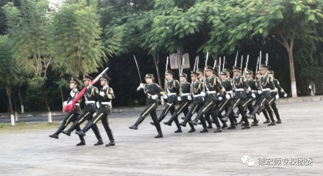 云团·高校丨德宏师范高等专科学校举行“永葆爱国激情”主题升国旗仪式暨“宪法晨读”活动