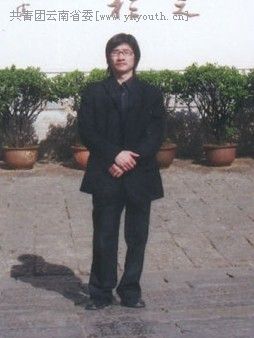 李海斌,男,汉族,1981年6月生,云南大学2005届艺术设计专业毕业生,现任深圳华丽昆明新视点设计事务中心总经理。