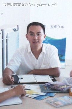 孙玺,男,汉族,1978年3月生,玉溪师范学院2001届中文系毕业生,现任玉溪飞扬旅行社有限责任公司法人代表、总经理。