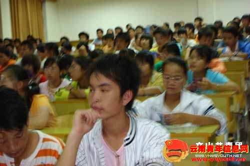 青少年学生在专心观看影片