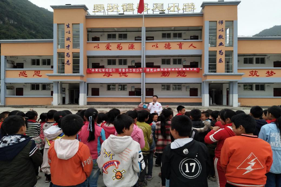 （体育冠军走进农村小学）