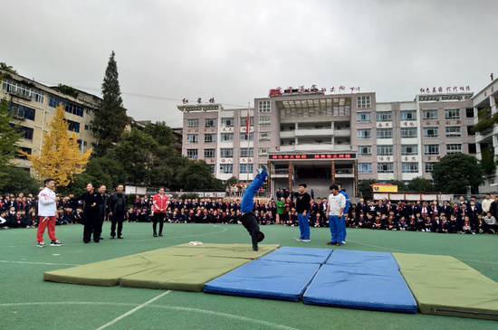 （体育冠军在扎西小学指导青年学生进行标准化训练）