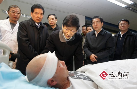 孟建柱看望慰问在事件中受伤的群众 孟建柱看望慰问在事件中受伤的群众
