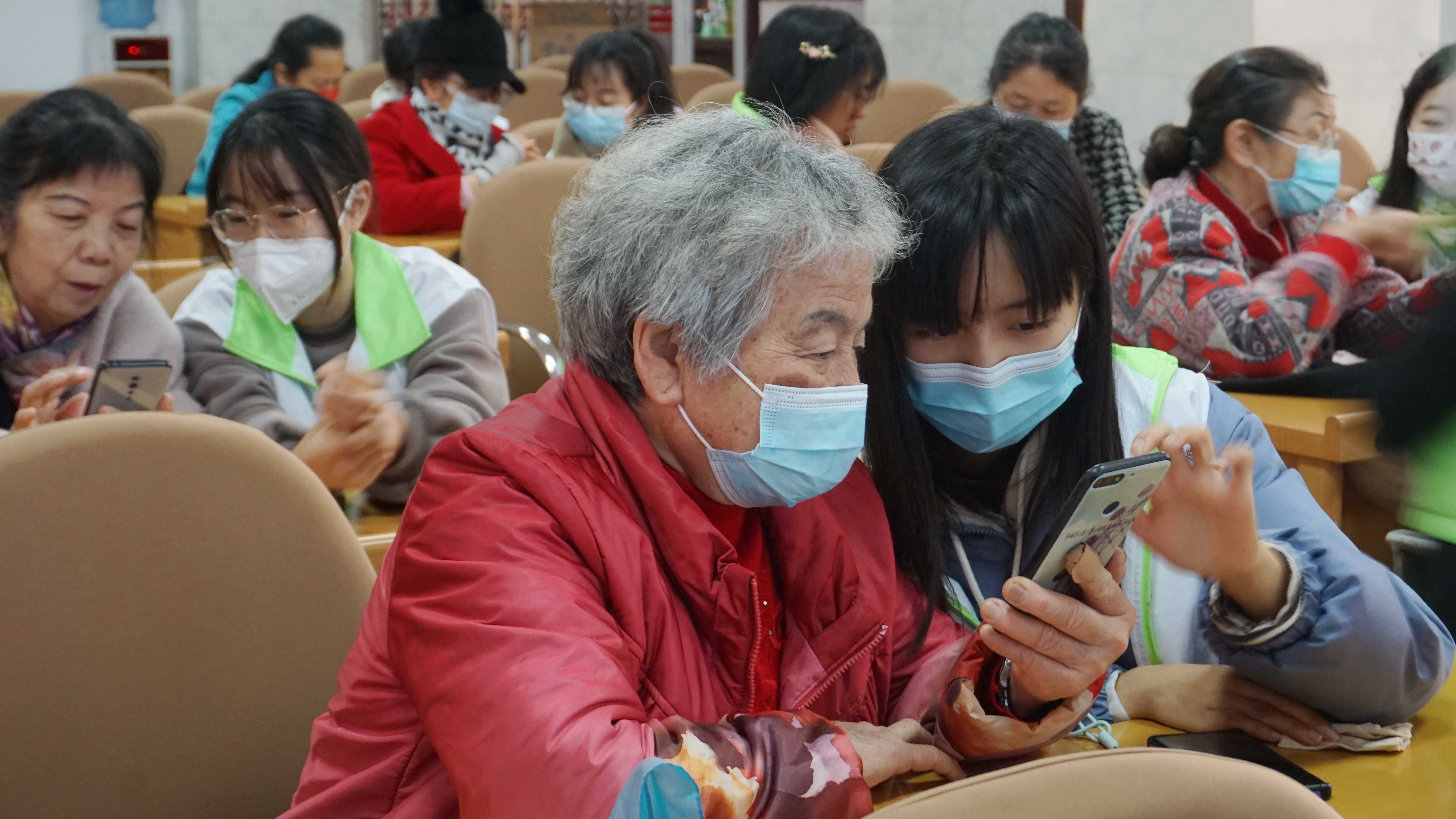 开远团市委“返家乡“项目参与”银发冲浪“助老服务.jpg