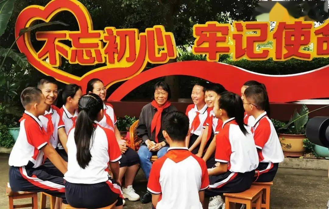 3.少先队员与张桂梅奶奶悉心交流，聊张奶奶最喜爱的革命英雄人物.jpg