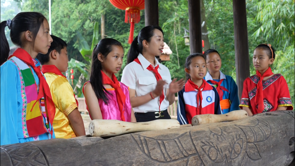 5.在保山市腾冲清水乡司莫拉佤族村，辅导员老师带领少先队员们走乡间致富小路，参观民俗展馆、体验民族文化，亲身感受村寨翻天覆地的变化，感受党领导下的乡村巨变.png