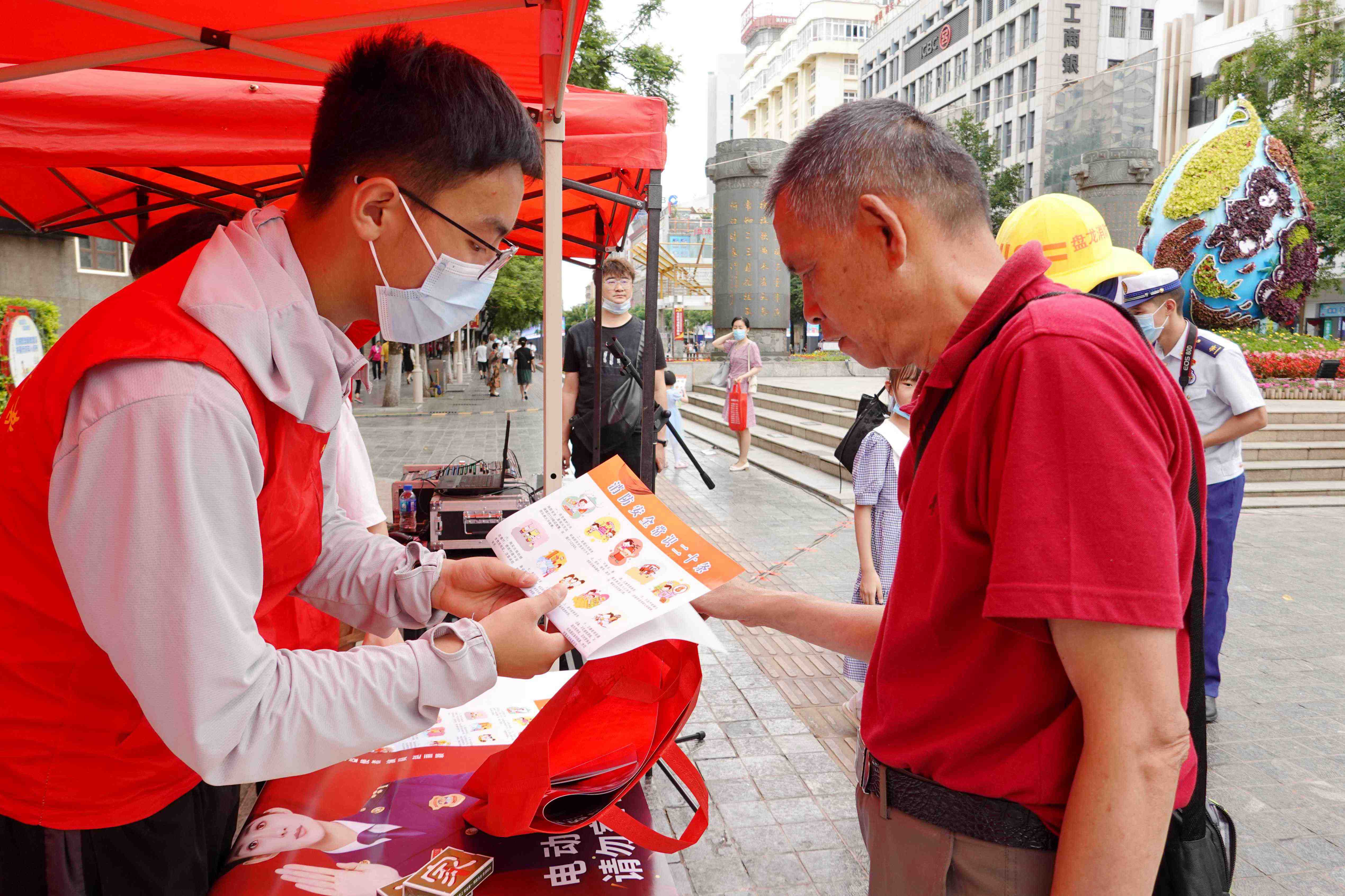 图5：志愿者分发安全自护常识资料.jpg