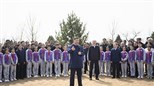 习近平在参加首都义务植树活动时强调 为山川大地增添锦绣 让中国式现代化底色更加亮丽